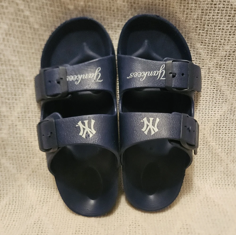 Yankees~ Double buckle~slip on sandles~‎ Size Small~5-6 Adult
